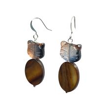 Load image into Gallery viewer, Cat - Glass and Mother of pearl earrings - momola