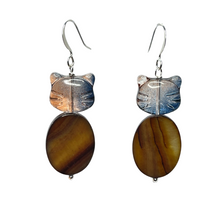 Load image into Gallery viewer, Cat - Glass and Mother of pearl earrings - momola