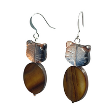Load image into Gallery viewer, Cat - Glass and Mother of pearl earrings - momola